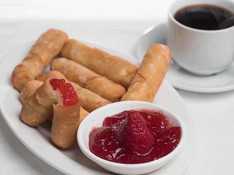 tequeños con fresa y queso / 12 piezas (8cm)